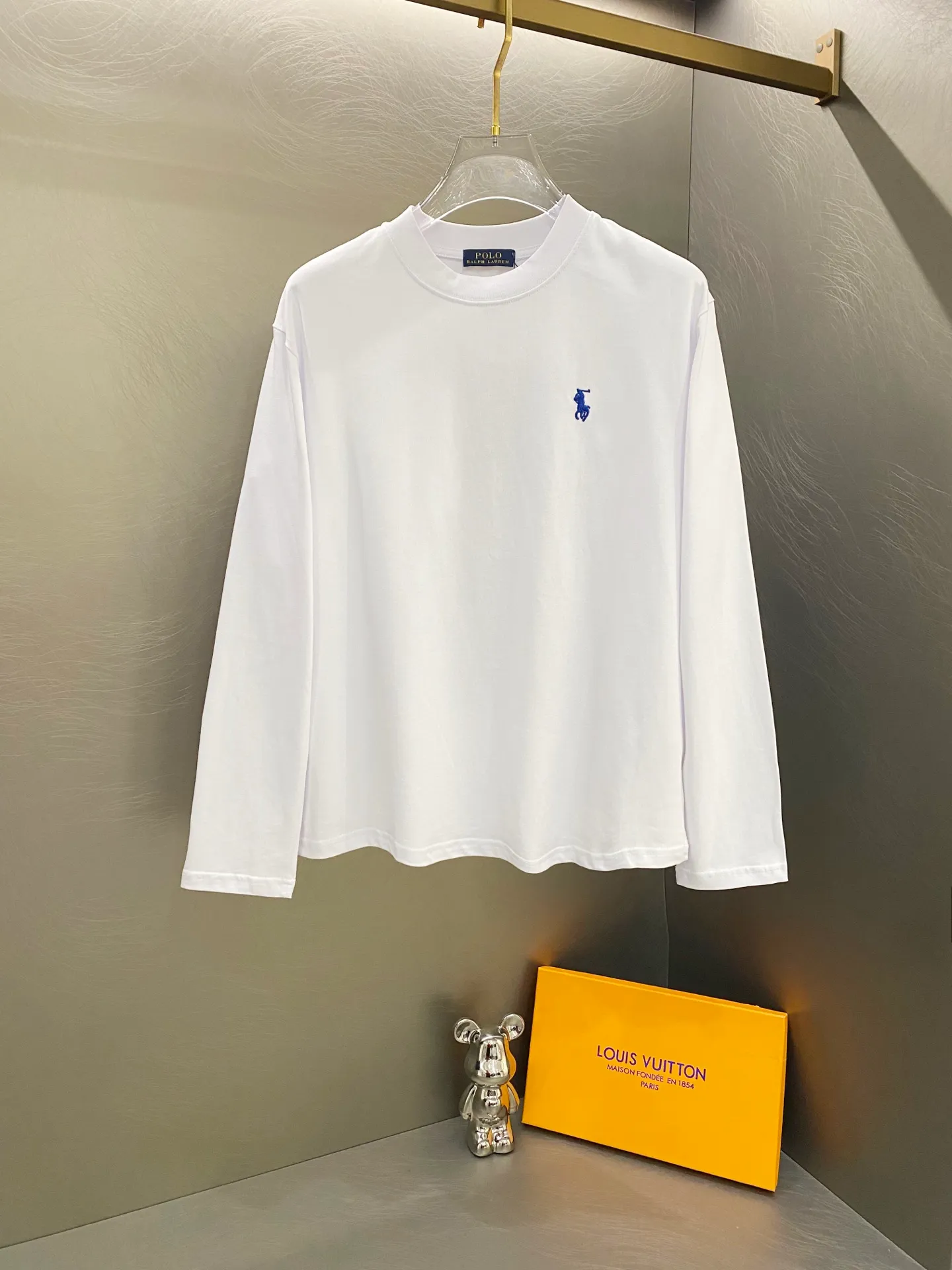 P230 Ralph Lauren new model is on the market 25ss 350G heavy washed frayed high-end embroidered long sleeves with small logo on the front and cut patch embroidery on the back for couples. A high-end simple style that you will never get tired of. Pocket patch embroidery simple style, high-end temperament wear, perfect detail processing 💯 The classic logo logo on the upper body is super good-looking. Fabric: 300g Version: Loose T-shirt Color: Black White